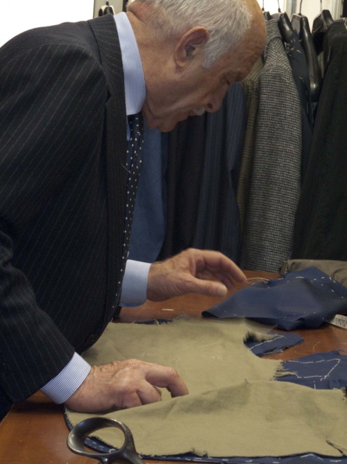 A tailor in the documentary O'Mast